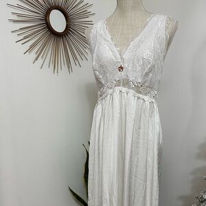 Mist Azur White Nightgown Elegant Classic Women’s Size Large